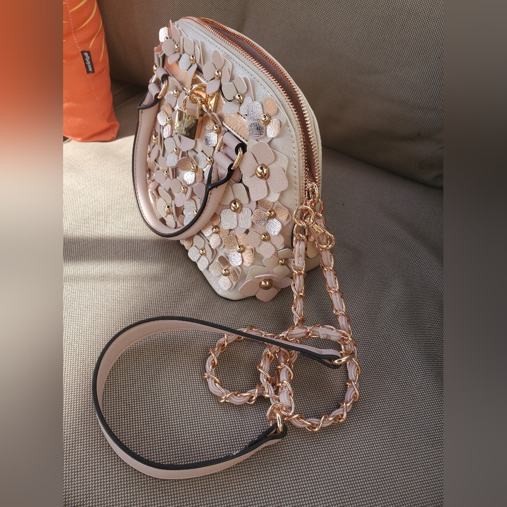 ALDO, new without tags Handbag with 3D flowers - Picture 4 of 8